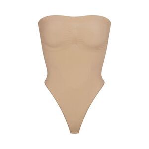 Skims Seamless Sculpt Strapless Thong Bodysuit Clay
Size 2XL